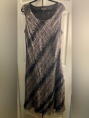 Jones New York Gray and Black Sleeveless Snake-Print Dress